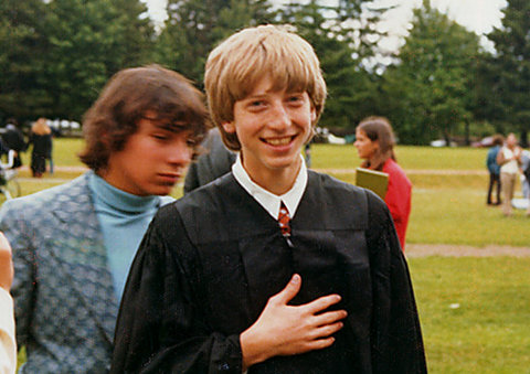 Un jovencito Bill Gates en su ceremonia de graduación