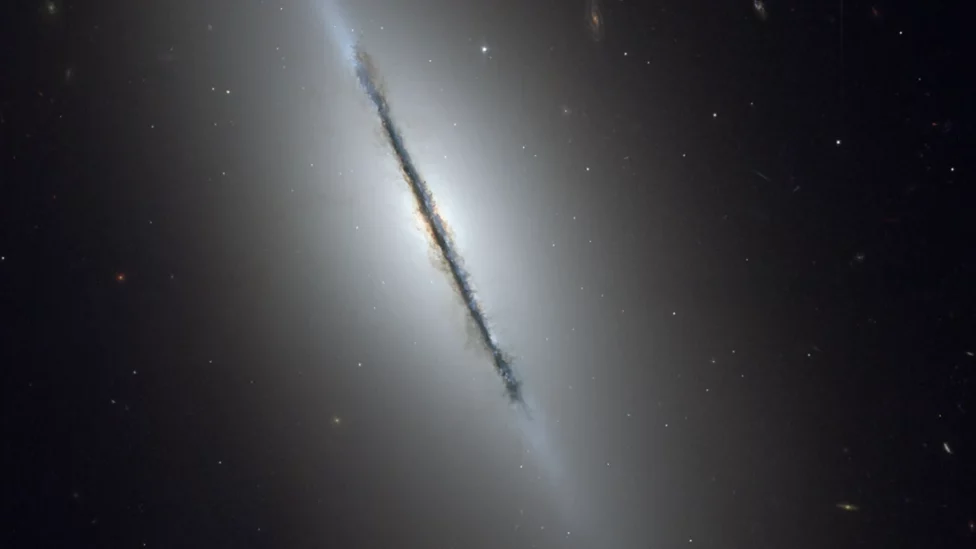 La galaxia Eje vista por el telescopio espacial Hubble